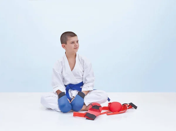 Lo sportivo di karate si siede vicino a un vestito di karate — Foto Stock