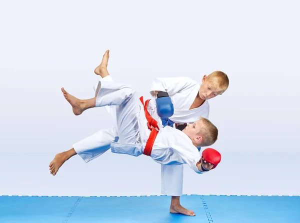 Zwei Karateka trainieren Würfe — Stockfoto