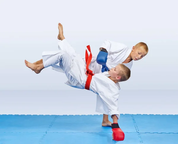 Em judogi meninos estão fazendo judo lança — Fotografia de Stock