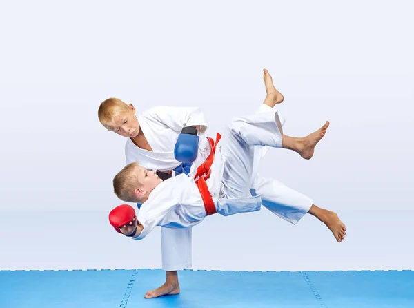 Worpen van judo zijn opleiding atleten met rode en blauwe overlays op zijn handen — Stockfoto