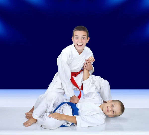 Två pojkar är utbildad judo kast — Stockfoto