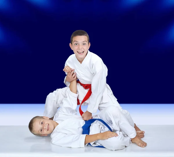 Les enfants athlètes s'entraînent à terminer les mouvements main après lancer — Photo