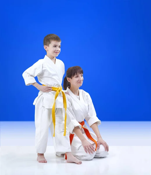 With smile on the face of mother and son the athletes in karategi — Stock Photo, Image