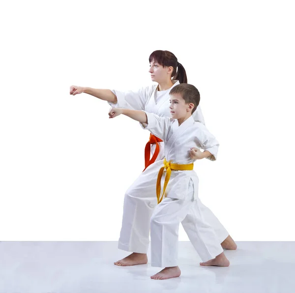 Madre e hijo están entrenando brazo de puñetazo — Foto de Stock