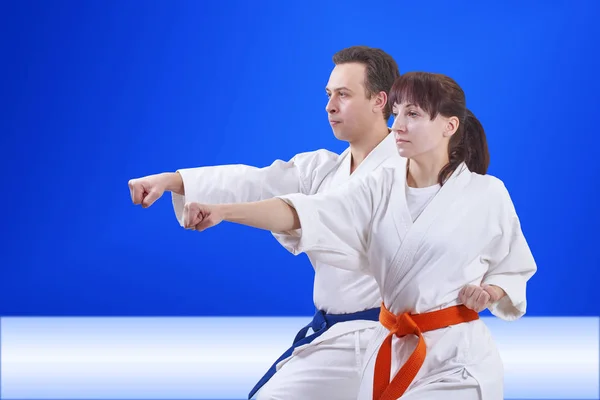 En karategi pareja están entrenando puñetazo brazo — Foto de Stock