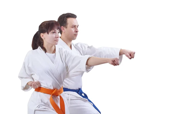 På en vit bakgrund slår kvinna och en man en punch arm — Stockfoto