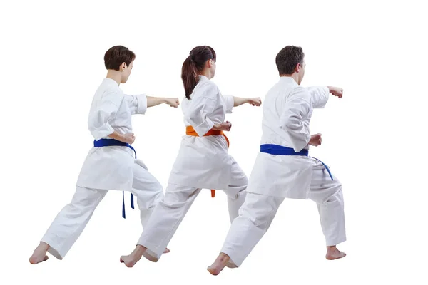 Deux femmes et un homme en karategi entraînent un coup de poing avec leur main — Photo