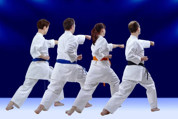 Femmes et hommes dans karategi frappent coups de poing — Photo