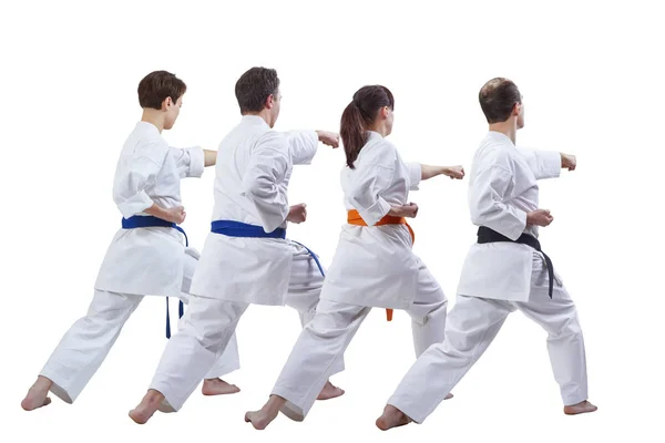 Deportistas adultos en Karategi están golpeando golpes — Foto de Stock