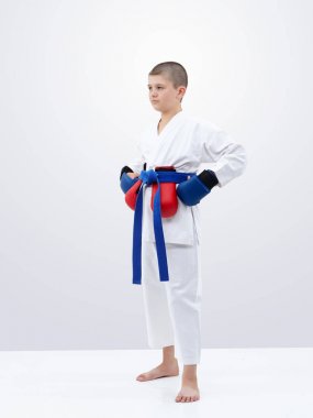 Mavi kemer ve kırmızı ve mavi bindirmeleri ile atlet duruyor