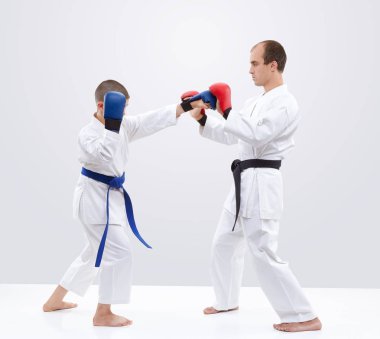 Çocuk karateka eğitim grev eğitmen bindirmeleri üzerinde olduğunu