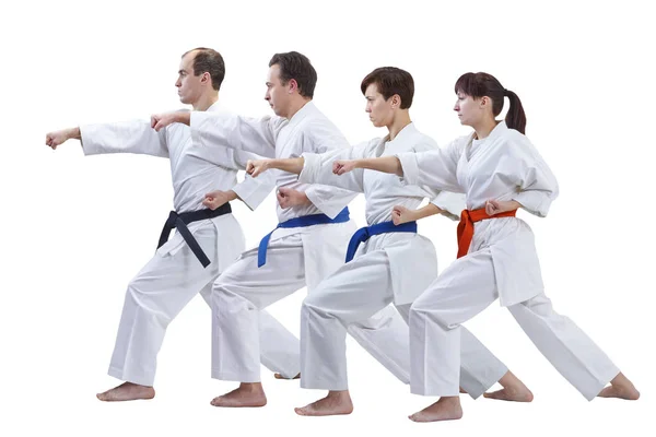 Duas mulheres e dois homens em karategi estão treinando punch braço isolado — Fotografia de Stock