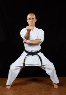 Adam atlet karate punches eğitiyor
