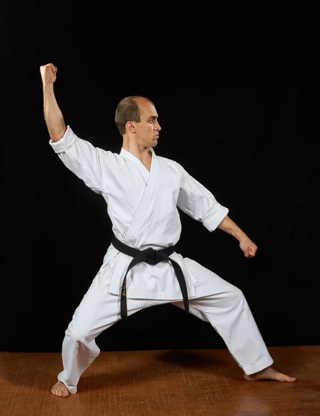 Mistrz w karategi pociągi bloki — Zdjęcie stockowe