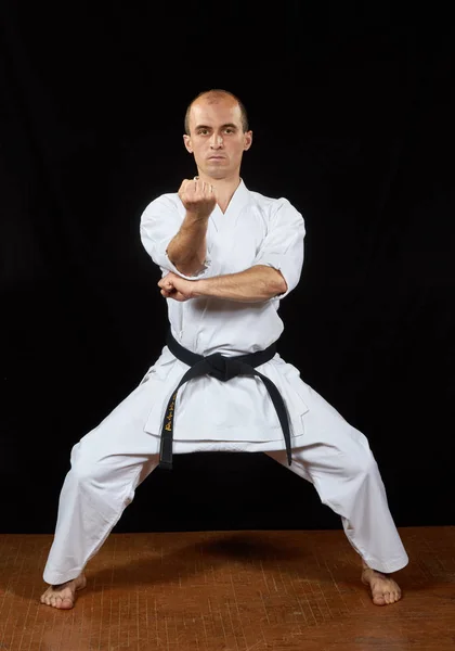 Man atleet is karate stoten opleiding — Stockfoto