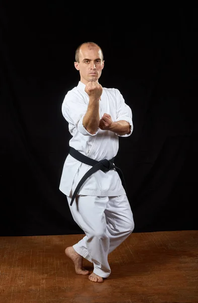 Em karategi, um desportista faz blocos com as mãos Kaderov — Fotografia de Stock