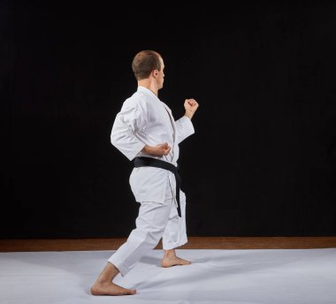 Bir karate tribünde bir sporcu bir blok eliyle yapar 