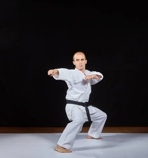 Dos golpes manos está entrenando a un deportista adulto karate Kaderov — Foto de Stock