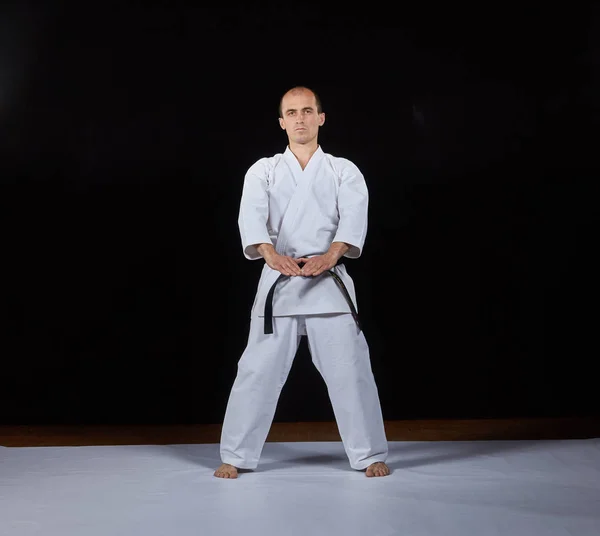 En el stand de karate es un atleta con un cinturón negro Kaderov —  Fotos de Stock