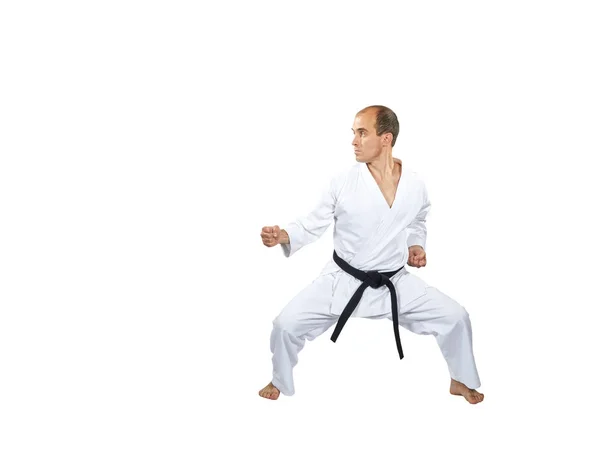 In een lage karate staan treinen een atleet een punch — Stockfoto