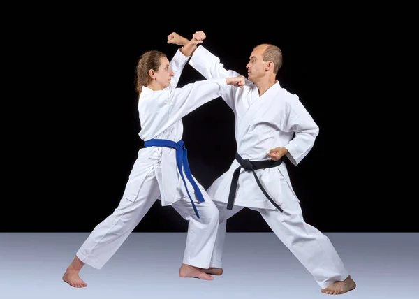 Karate techniek wordt getraind door volwassen atleten — Stockfoto