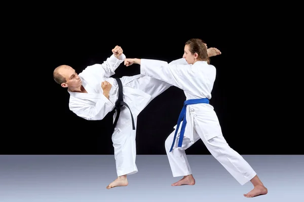 Blok en punch arm man en vrouw zijn trainining — Stockfoto