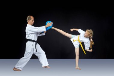 Kız yüksek tekme bacak üzerinde simülatörü atıyor.