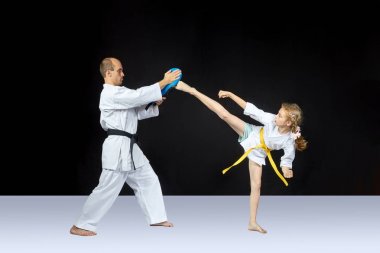 Dairesel tekme tekme kız üzerinde simülatörü atıyor