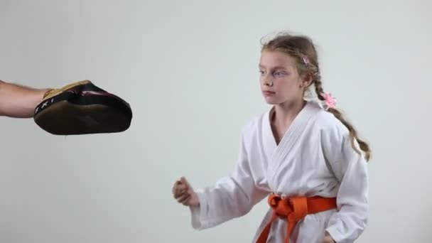 Девушка бьет удар в прыжке — стоковое видео