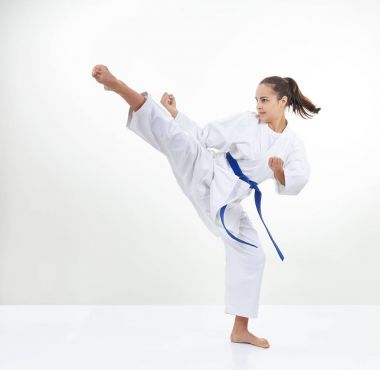 Karategi içinde yetişkin bir sporcumuz tekme atıyor