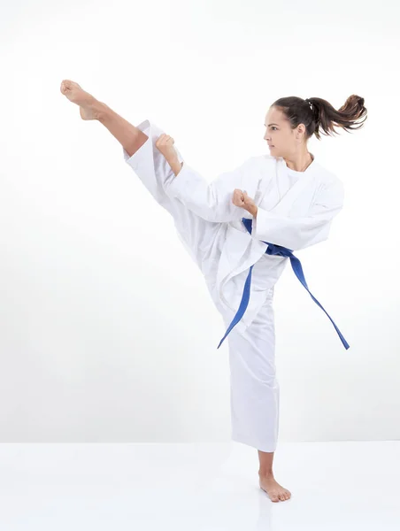 Tendangan tinggi gadis di karategi — Stok Foto