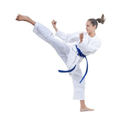 Beyaz bir arka plan üzerinde sporcumuz bir tekme atıyor.