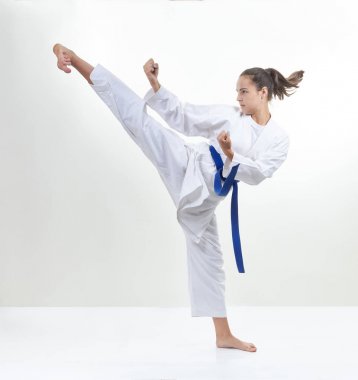 Karategi içinde bir sporcumuz bir tekme vurur.