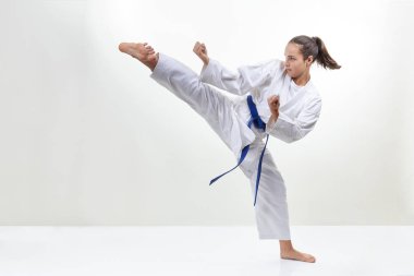 Tekme bacak sporcumuz karategi içinde atıyor