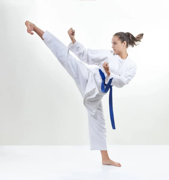 Dalam karategi, seorang olahragawan melakukan tendangan — Stok Foto