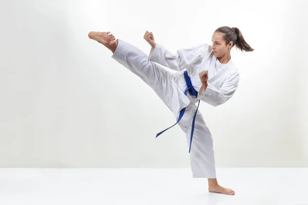 Kick-Leg-Sportlerin schlägt in Karategi — Stockfoto