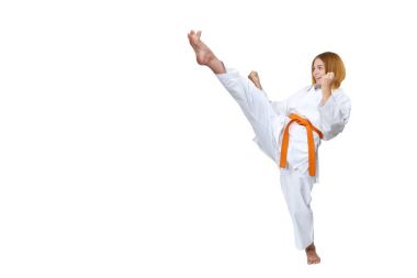 Beyaz bir arka plan üzerinde kız yüksek tekme atıyor.