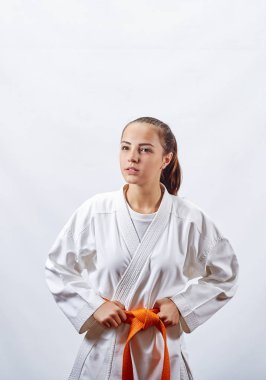 Karategi turuncu bir kemer ile güzel sporcumuz