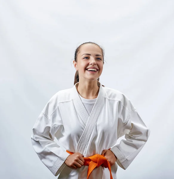 Uma desportista alegre em karategi — Fotografia de Stock