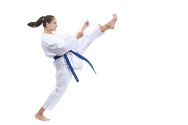 Beyaz bir arka plan üzerinde bir atlet bir mavi kemer ile tekme atıyor