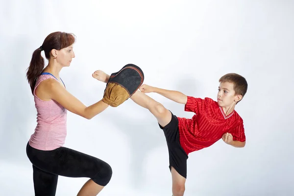 Jongen is gewonnen kick been op de simulator houdt dat mam — Stockfoto