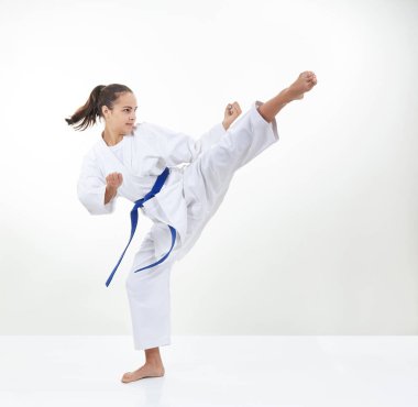 Mavi kemer ile bir atlet bir tekme trenler