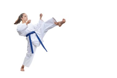 Tekme bacak kız karategi içinde atıyor