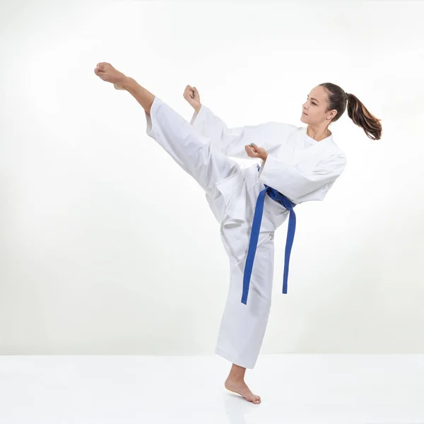 Vysoký kruhový kop kopy sportovec v karategi — Stock fotografie
