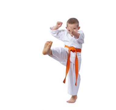 Atlet bir tekme bacak ileri atıyor