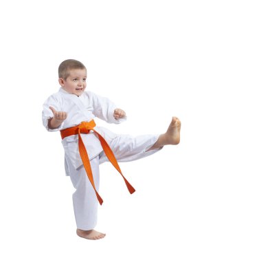 Beyaz bir arka plan üzerinde çocuk tekme atıyor