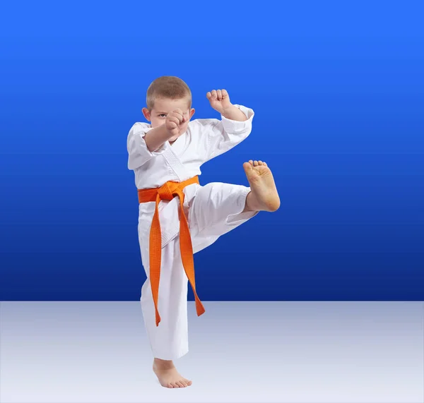 Dziecko sportowiec trenuje nogi kick — Zdjęcie stockowe