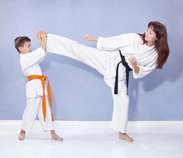 Familia de deportes están entrenando pierna patada — Foto de Stock