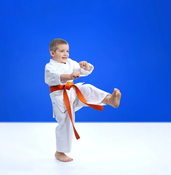 In karategi boy beats kicking — Stock Photo, Image