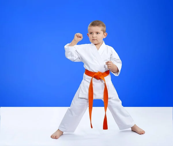 In karategi the athlete is standing in the rack of karate — Stock Photo, Image